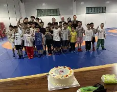 爱游戏体验-摔跤夜战：嵩山灰熊队逆转塞北貔貅队，主帅临场妙招全面提速抢占先机的简单介绍